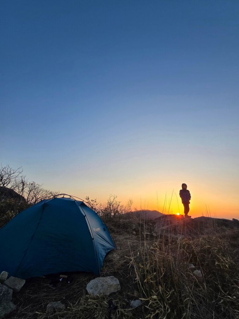 칠성대 일출을 보고 있는 아이.