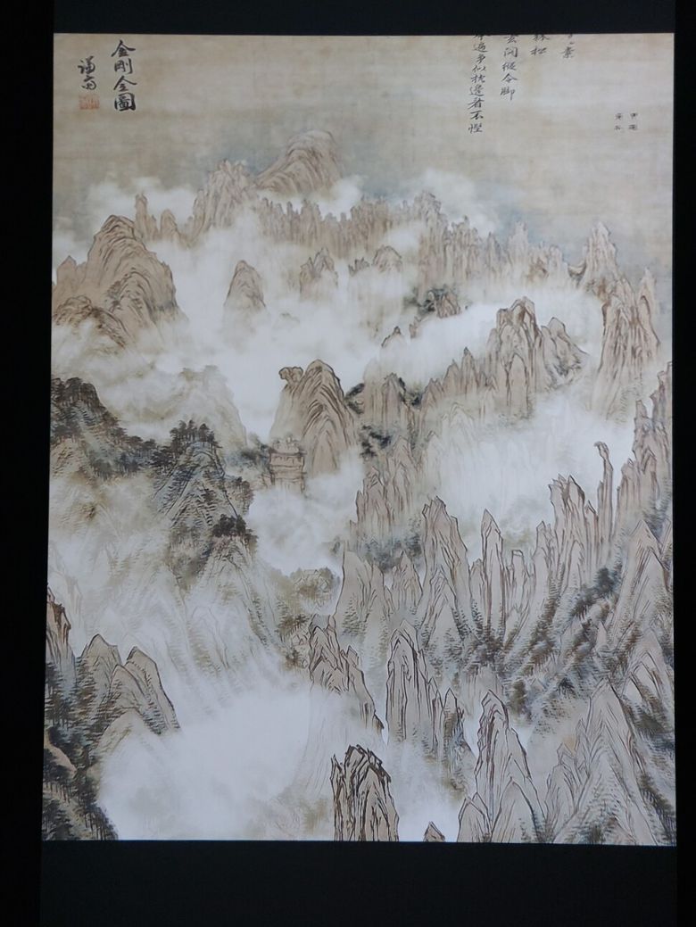 1층 전시 공간에서 만날 수 있는 겸재의 금강산 그림 동영상의 일부분. 금강전도와 신묘년화첩, 해악전신첩 등 대표적인 금강산 그림 명작들의 세부를 실제로 드론을 타고 유람하는 듯한 느낌을 주는 동영상으로 편집해 화첩 속 실제 작품들의 연관 관계를 일목요연하게 파악할 수 있게 했다. 노형석 기자