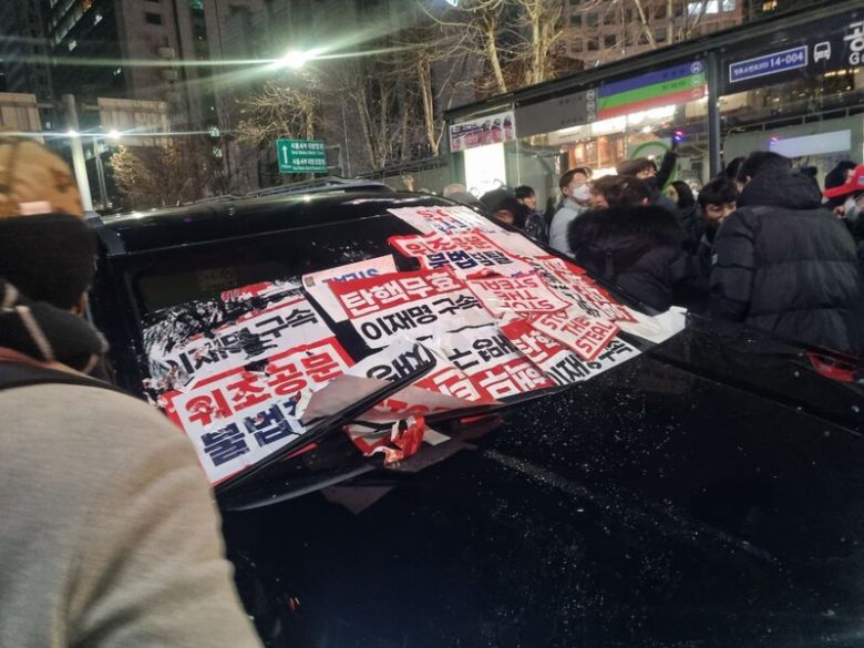 윤석열 전 대통령의 내란 우두머리 혐의에 대한 구속 전 피의자 심문(영장실질심사)을 마치고 법원을 빠져나가던 고위공직자범죄수사처(공수처) 차량이 공덕역 부근에서 시위대에 가로막혔다. 고나린 기자