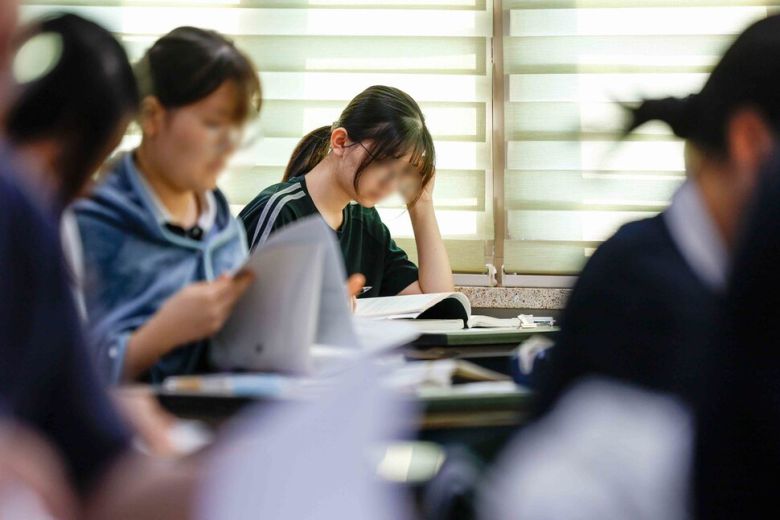 지난해 9월4일 서울 영등포구 여의도여고에서 열린 2025학년도 대학수학능력시험 9월 모의평가를 앞두고 수험생들이 시험준비를 하고 있다. 사진공동취재단