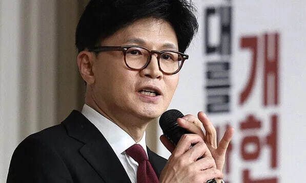 한동훈 전 국민의힘 대표가 지난달 18일 대구 북구 경북대학교 경하홀에서 ‘개헌, 시대를 바꾸자’를 주제로 한 청년 토크쇼를 진행하고 있다. 연합뉴스