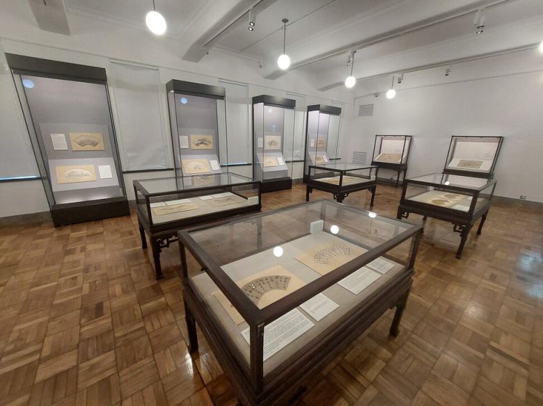 19세기 조선 문인들에게 선물한 중국 청나라 문인들의 부채 그림과 부채 글씨가 전시된 2층 전시장 모습. 노형석 기자