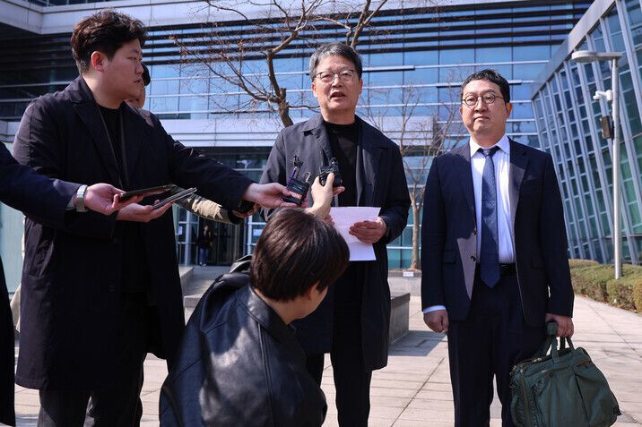 김유열 교육방송(EBS) 사장이 지난 3일 서울 서초구 서울행정법원에서 열린 신동호 사장 임명처분 집행정지 신청 변론기일에 출석하며 취재진에 입장을 밝히고 있다. 연합뉴스