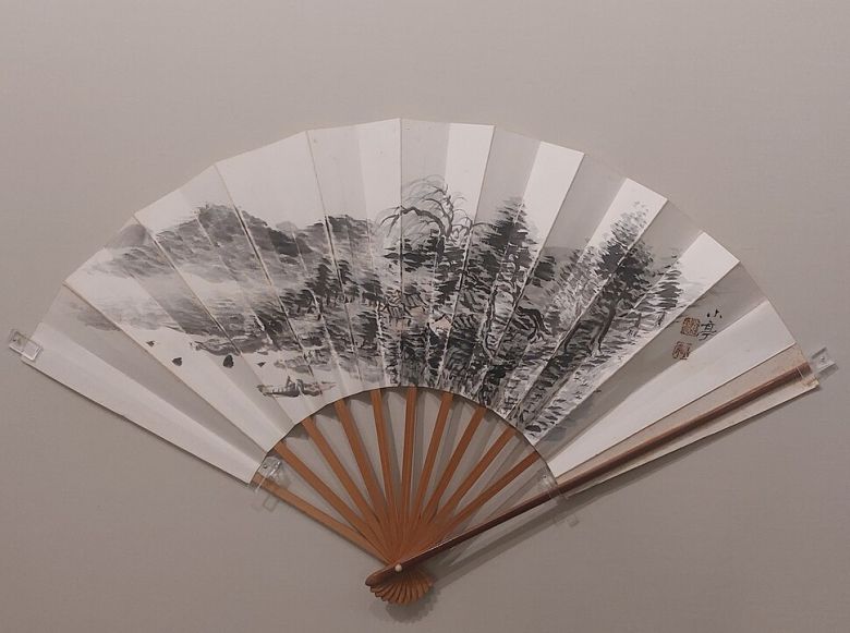 소정 변관식이 1920년대 그린 것으로 보이는 부채 그림. 한여름 뒤쪽 숲이 울창한 강기슭 마을의 정경을 그렸다. 먹선 농도를 점차 짙게 하여 쌓아 올리는 기법으로 산과 숲의 깊이감을 표현했다. 노형석 기자