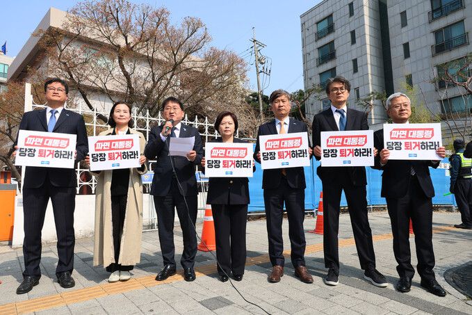 조국혁신당 차규근 정책위의장(왼쪽 셋째) 등 의원과 당직자들이 7일 서울 용산구 한남동 대통령 관저 앞에서 윤석열 전 대통령의 즉각 퇴거를 촉구하고 있다. 연합뉴스