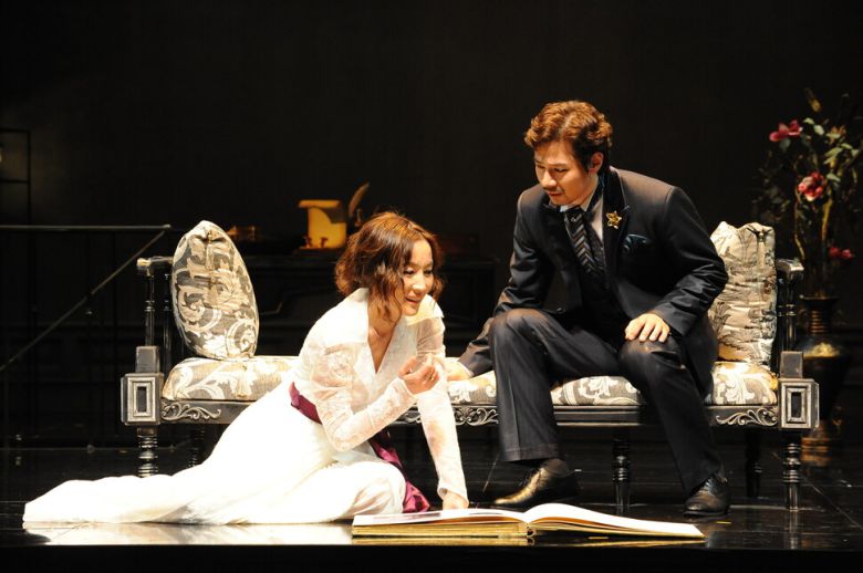 국립극단이 배우 이혜영을 내세워 2012년 명동예술극장 무대에 올린 연극 ‘헤다 가블러’. 국립극단 제공