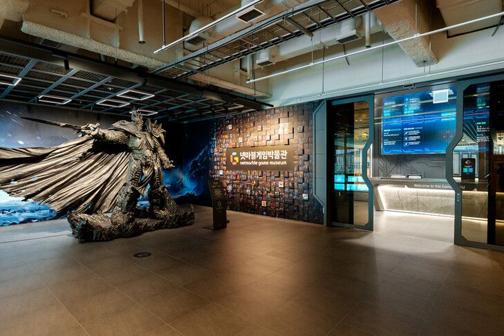 서울 구로구 넷마블게임박물관 입구에 설치된 ‘월드 오브 워크래프트: 리치 왕의 분노’의 주인공 아서스 메네실 조각상. 게임 제작사인 블리자드 엔터테인먼트가 2016년 제작해 넷마블게임박물관에 기증했다. 넷마블 제공