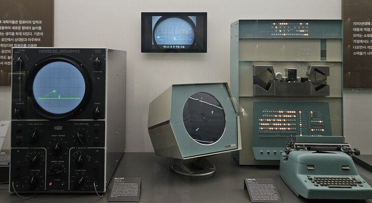 8일 서울 구로구 넷마블게임박물관에 전시된 비디오 게임기의 시초 ‘테니스 포 투’(1958·왼쪽)와 세계 최초의 오픈소스 컴퓨터 게임 ‘스페이스워!’(1962). 선담은 기자