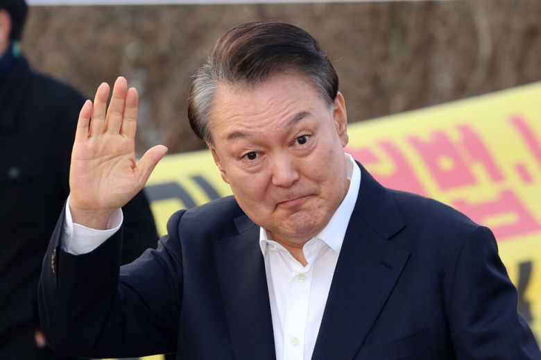 윤석열 전 대통령이 지난 3월8일 오후 경기도 의왕시 서울구치소에서 석방돼 지지자들에게 인사하며 걸어가고 있다. 김영원 기자 forever@hani.co.kr