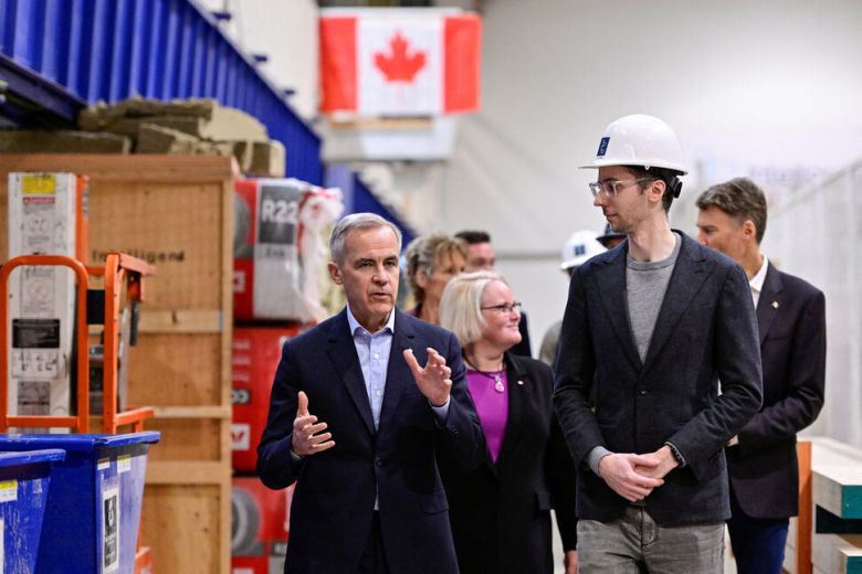 마크 카니 캐나다 총리가 8일(현지시각) 캐나다 브리티시컬럼비아주 델타의 목재 회사인 ‘인텔리전트 시티’를 방문해 올리버 데이비드 크리그 대표와 대화하고 있다. 트럼프 대통령은 지난달 원목, 목재 등의 수입이 국가안보에 미치는 영향을 조사할 것을 상무부에 지시하는 내용의 행정명령에 서명했다. 미국 목재 수입품의 절반이 캐나다산이다. 델타/로이터 연합뉴스