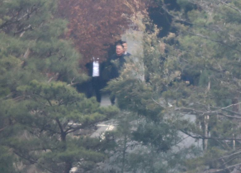 지난 2일 서울 용산구 한남동 관저에서 산책하는 윤석열 전 대통령. 연합뉴스