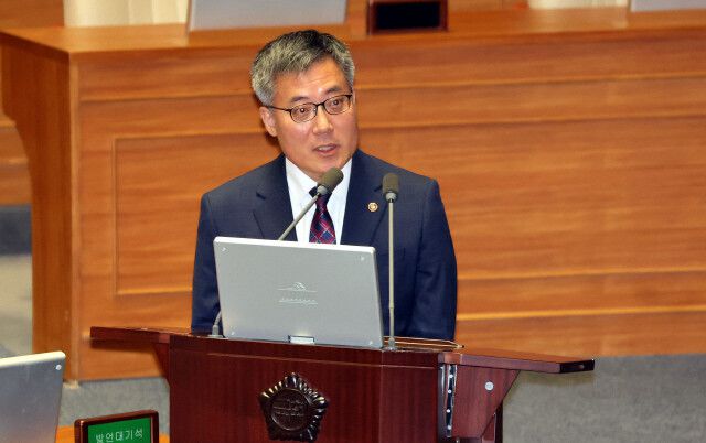 지난 2월 국회 본회의장에서 열린 정치·외교·통일·안보 대정부질문에서 김석우 법무부 장관 직무대행이 발언하고 있다. 김경호 선임기자 jijae@hani.co.kr