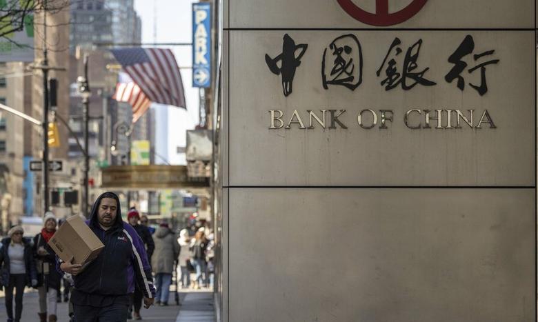 9일 미국 뉴욕에서 한 사람이 중국은행 지점 앞을 지나가고 있다. AP연합뉴스