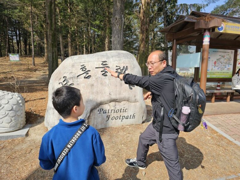‘대전현충원 전문가’인 임재근(오른쪽) 사단법인 평화통일교육문화센터 교육연구소장이 아이에게 대전현충원에 대해 설명하고 있다. 최예린 기자