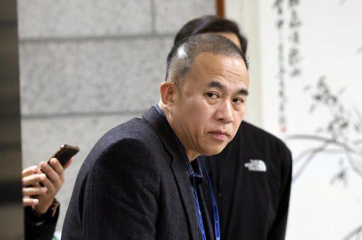 김건희 공천 개입 의혹과 미래한국연구소의 불법 여론조사 의혹 등 사건의 핵심 인물인 명태균 씨가 지난해 11월8일 오전 경남 창원시 성산구 창원지방검찰청에 출석하며 취재진 쪽을 바라보고 있다. 한겨레 자료사진