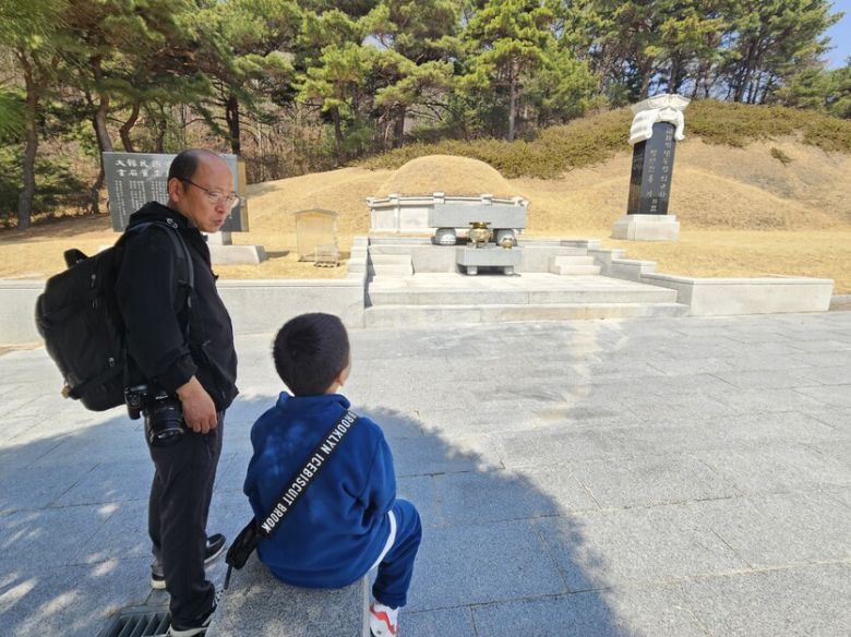 대전현충원 대통령 묘역에 안장된 최규하 전 대통령의 묘소를 바라보며 임 소장이 아이에게 ‘대통령과 그들의 묘소’에 대한 이야기를 해주고 있다. 최예린 기자