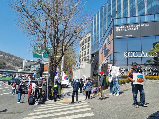 11일 오후 1시께 윤 전 대통령 지지자들이 서울 용산구 한남동 관저 주변에 모여 있다. 고나린 기자