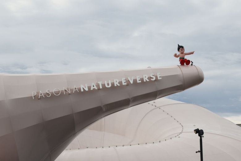 오사카·간사이 만국박람회(오사카 엑스포)가 개막한 13일 전시관에 아톰 모형이 있다. 연합뉴스