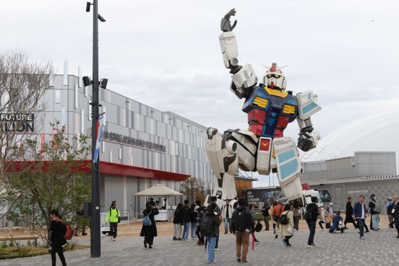 오사카·간사이 만국박람회(오사카 엑스포)가 개막한 13일 반다이남코 홀딩스 전시관 앞에 대형 건담 모형이 보인다. 연합뉴스