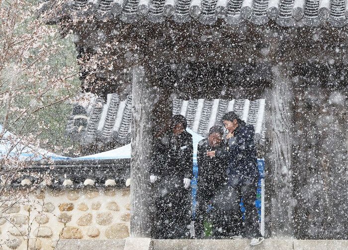 13일 경남 함양군 서상면 문태서 의병장 생가에서 열린 ‘제112주기 문태서 의병장 추모제향’에서 함박눈이 내리고 있다. 연합뉴스