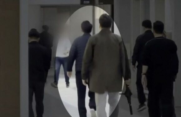 윤석열 전 대통령이 13일 서초구 아크로비스타 지하 1층 상가에서 경호팀을 대동하고 산책하고 있다. JTBC 유튜브 캡처