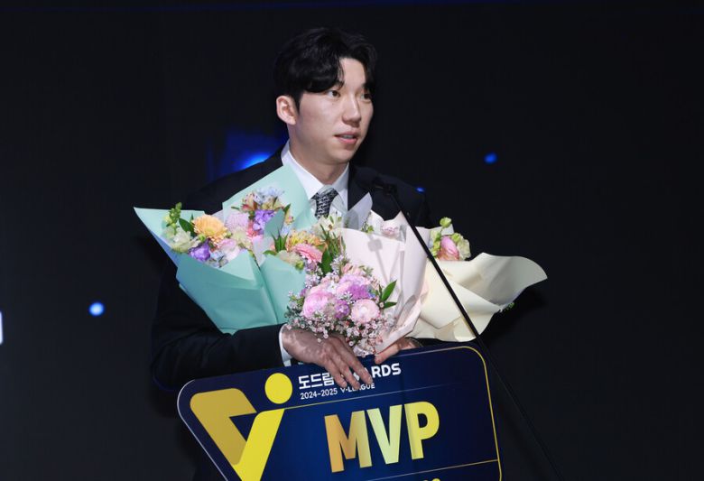현대캐피탈 허수봉이 14일 서울 서대문구 스위스그랜드호텔에서 열린 프로배구 도드람 2024∼2025 V리그 시상식에서 정규리그 MVP를 수상한 뒤 소감을 말하고 있다. 연합뉴스