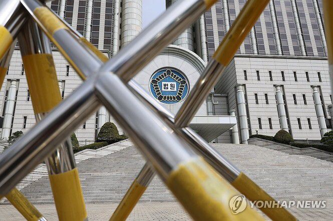 내란 우두머리 혐의로 기소된 윤석열 전 대통령의 첫 정식 형사재판을 하루 앞둔 지난 13일 서울 서초구 서울중앙지방법원의 모습. 연합뉴스