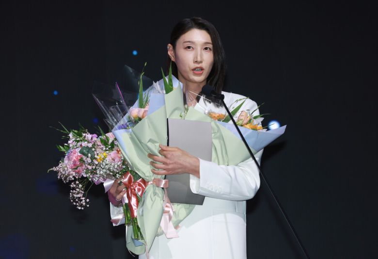 김연경이 14일 서울 서대문구 스위스그랜드호텔에서 열린 프로배구 도드람 2024∼2025 V리그 시상식에서 여자부 정규리그 MVP를 수상한 뒤 소감을 밝히고 있다. 연합뉴스