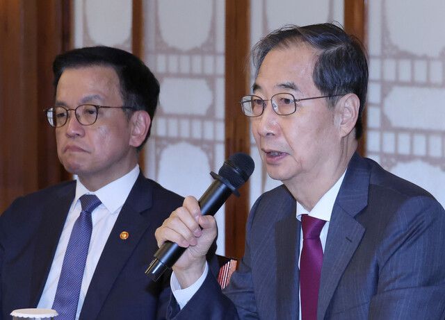 한덕수 대통령 권한대행 국무총리가 14일 서울 삼청동 총리공관에서 경제안보전략태스크포스(TF) 회의를 주재하고 있다. 대통령실사진기자단