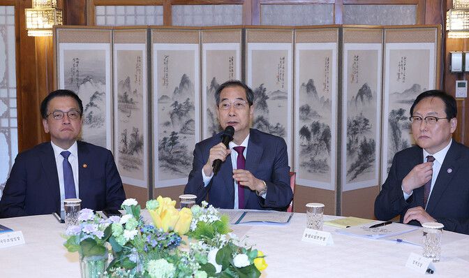한덕수 대통령 권한대행 국무총리가 14일 서울 삼청동 총리공관에서 경제안보전략 TF 회의를 주재하고 있다. 대통령실사진기자단