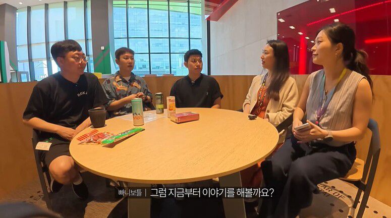 구독자 수 241만명을 보유한 여행 유튜버 ‘빠니보틀’이 지난달 구글 아시아·태평양 지역 본사를 찾아 구글 관계자들로부터 고정밀 지도 국외 반출 필요성에 대한 설명을 듣는 장면. 유튜브 갈무리