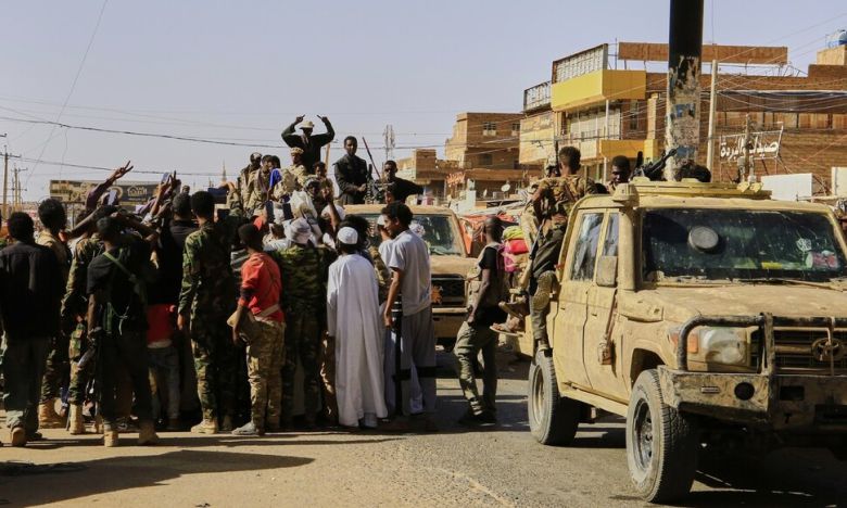 수단군이 수도 하르툼에서 남쪽으로 40㎞ 떨어진 칼랄라 지역을 신속지원군(RSF)으로부터 탈환한 뒤, 지역 주민들이 환호하고 있다. AP 연합뉴스