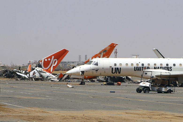 2025년 3월27일, 수도 하르툼 탈환 이후 공개된 국제공항엔 비행기들이 불태워져 있다. AP 연합뉴스