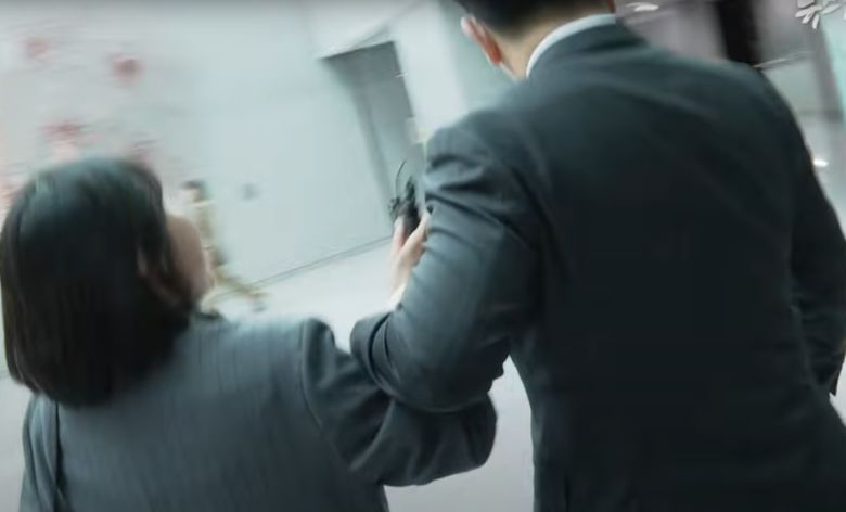권성동 국민의힘 원내대표가 16일 국회 의원회관에서 열린 ‘헌재, 선관위 개혁 어떻게 할 것인가’ 토론회가 끝난 뒤 이동하던 중 추가 질문을 하기 위해 따라 붙은 뉴스타파 이명주 기자의 취재를 거부하며 이 기자의 손목을 잡아 끌고 가고 있다. 뉴스타파 유튜브 영상 갈무리