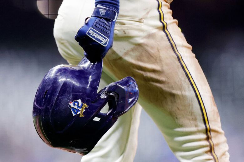 밀워키 브루어스 선수 헬멧에 부착된 재키 로빈슨 로고. 밀워키/AFP 연합뉴스