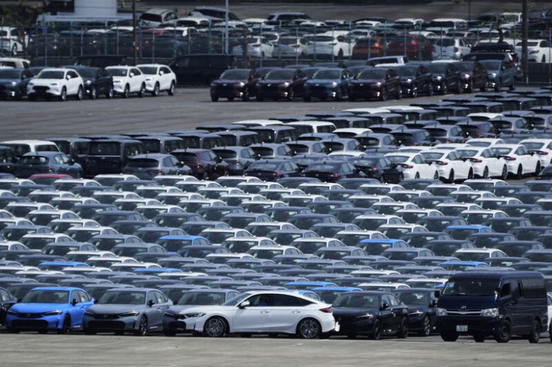 지난 8일 일본 요코하마 한 항구에서 수출 차량들이 모여 있다. AP 연합뉴스