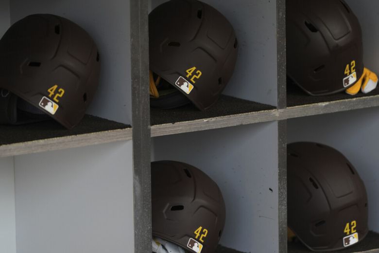 재키 로빈슨의 날을 기념하는 샌디에이고 파드리스 타자들의 모자. 샌디에이고/AP 연합뉴스