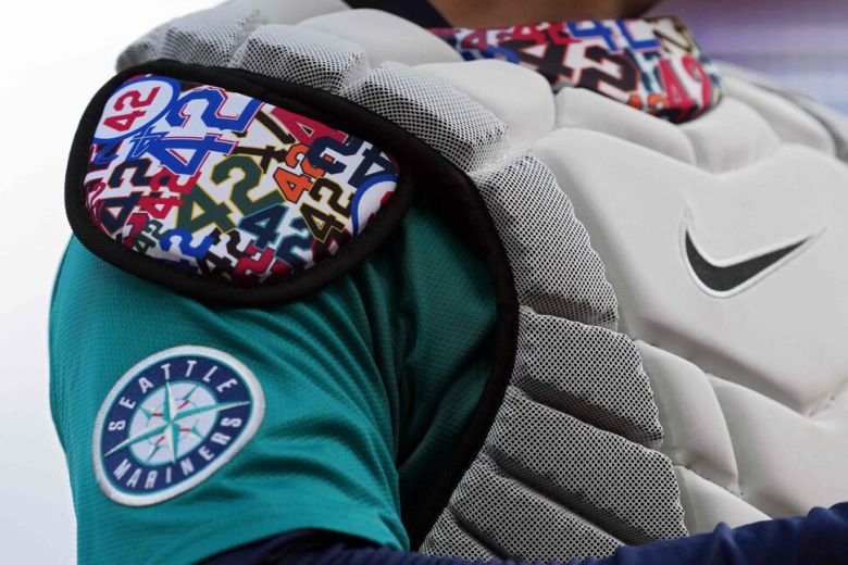 시애틀 매리너스 미치 가버가 15일(현지시각) 미국 오하이오주 신시내티의 그레이트 아메리칸 볼 파크에서 열린 2025 메이저리그 신시내티 레즈와의 경기에 42번이 새겨진 프로텍터를 착용하고 있다. 신시내티/AFP 연합뉴스