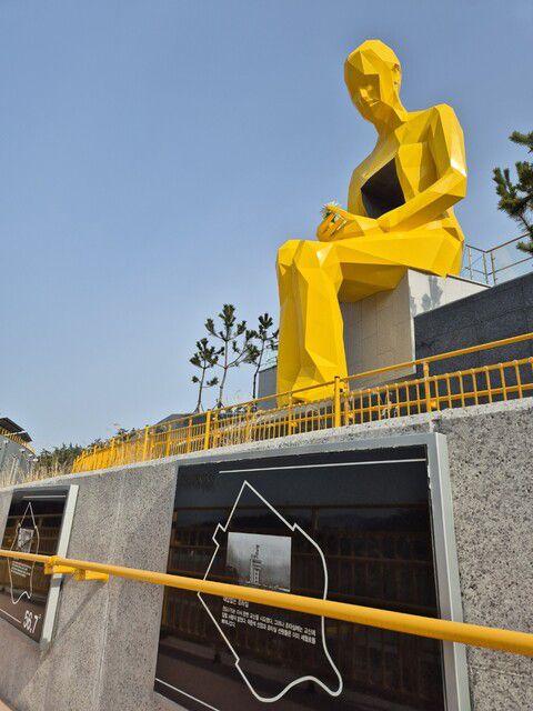 팽목항 인근 진도국민해양안전관 들머리에 설치된 대형 조형물 ‘맘’(MOM). 정대하 기자