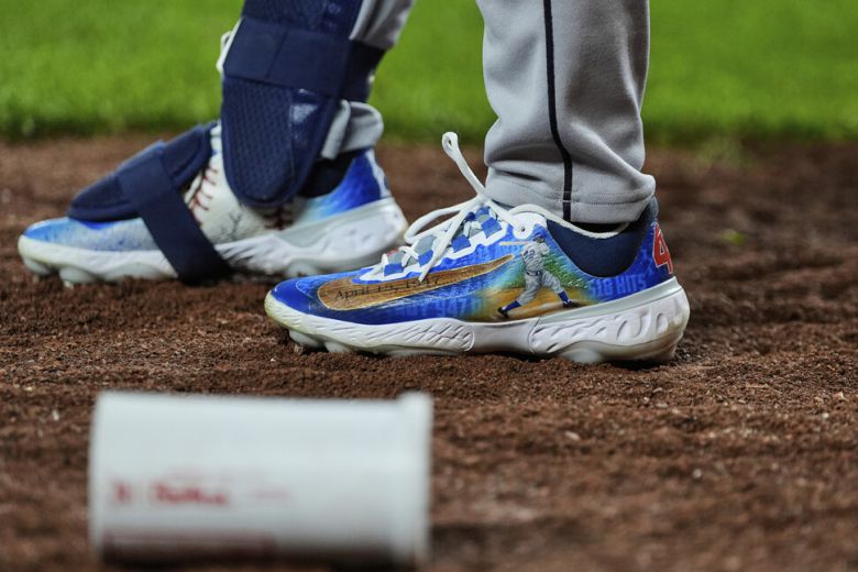 클리블랜드 가디언스 스티븐 콴이 15일(현지시각) 미국 볼티모어에서 열린 2025 메이저리그 볼티모어 오리올스와 경기에 재키 로빈슨의 날을 기념하는 맞춤형 신발을 신고 서 있다. 볼티모어/AP 연합뉴스