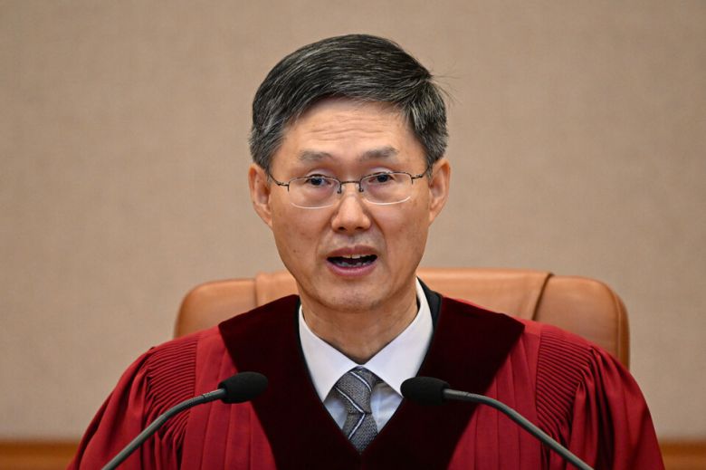 문형배 헌법재판소장 권한대행이 4일 서울 종로구 헌법재판소 대심판정에서 윤석열 대통령 탄핵심판 인용 결정문을 낭독하고 있다. 사진공동취재단