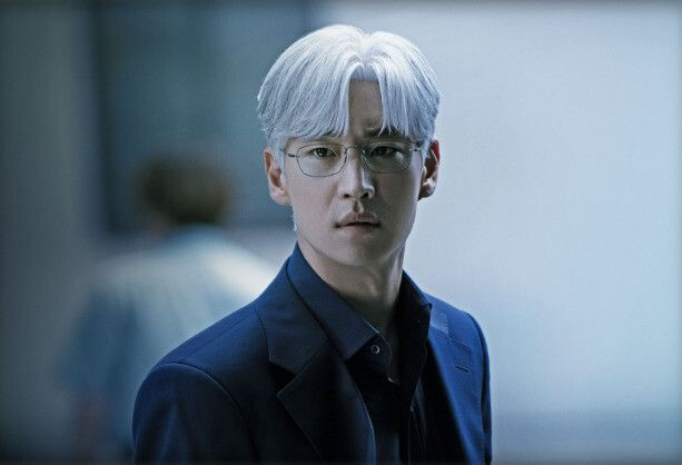 ‘협상의 기술’ 1회. 백발의 윤주노가 등장하는 장면. 나이도 감정도 알 수 없는 독특한 비주얼로, 굉장한 카리스마를 뿜는다. 제이티비시(JTBC) 제공