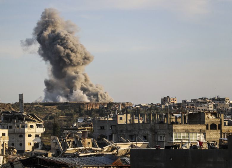 15일(현지시각) 가자시 하늘 위로 이스라엘 공습으로 검은 연기가 피어오르고 있다. 가자시/신화 연합뉴스