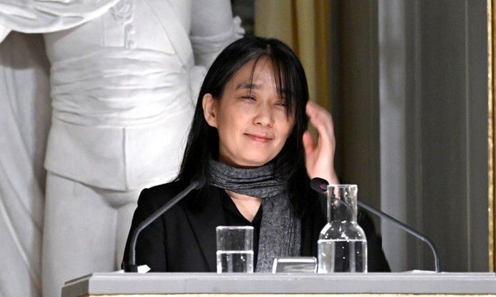 지난해 12월7일(현지시각) 스웨덴 한림원에서 노벨 문학상을 수상한 한강 작가가 ‘빛과 실’이란 제목으로 강연하는 모습. 스톡홀름/로이터 연합뉴스