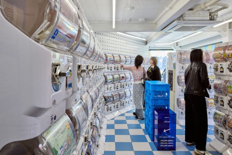 서울 마포구 지하철 홍대입구역 부근 가챠숍 ‘가챠오션’에서 뽑기를 하고 있는 20대들. 염서정 스튜디오 어댑터