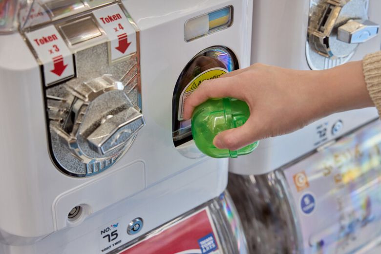 예상하지 못한 캐릭터가 나오면 기쁨이 배가된다고 가챠숍 이용자들은 말한다. 염서정 스튜디오 어댑터