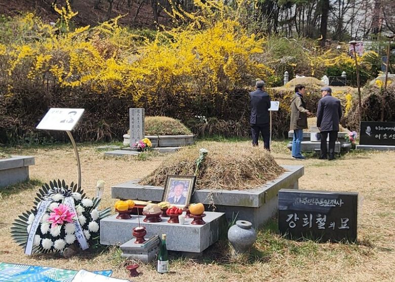 지난 13일 경기 남양주시 마석 모란공원에서 강희철 열사의 22주기 추모식 모습. 사진 신현수