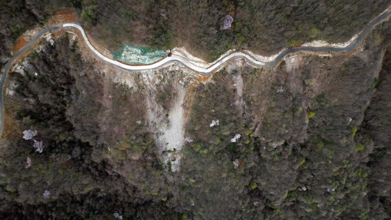 산림청이 2022년 산불진화와 산림경영관리 목적으로 경남 하동군 청암면 묵계리 뒷산 중턱에 설치한 임도. 임도 설치 이후 가파른 경사면을 따라서 산사태가 잇달아 일어나고 있다. 정용일 선임기자 yongil@hani.co.kr
