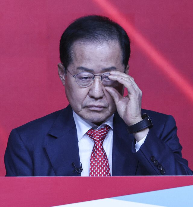 20일 서울 강서구 ASSA아트홀에서 열린 국민의힘 제21대 대통령 후보자 1차 경선 조별 토론회에서 B조 홍준표 후보가 안경을 고쳐쓰고 있다. 국회사진기자단