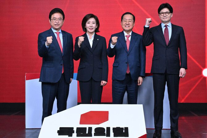 20일 서울 강서구 ASSA아트홀에서 열린 국민의힘 제21대 대통령 후보자 1차 경선 조별 토론회에서 B조 후보들이 시작 전 기념 촬영을 하고 있다. 왼쪽부터 이철우·나경원·홍준표·한동훈 후보. 국회사진기자단